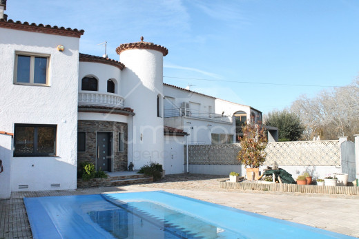 Villa canal con 4 dormitorios, piscina y amarre privado.