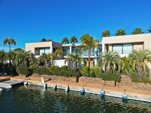 Exceptional villa with a 28 m mooring for sailboats / catamarans