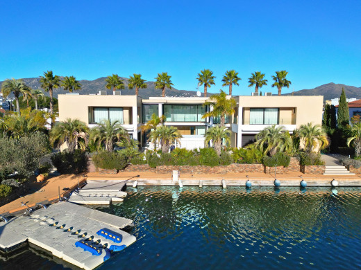 Exceptional villa with a 28 m mooring for sailboats / catamarans