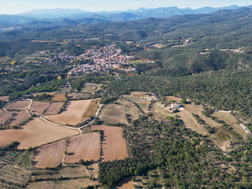 Mas rénové avec 38 hectares de terrain, à Agullana, proche de la frontière