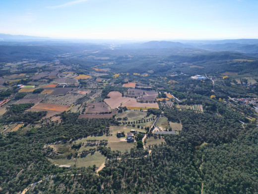 Mas rénové avec 38 hectares de terrain, à Agullana, proche de la frontière