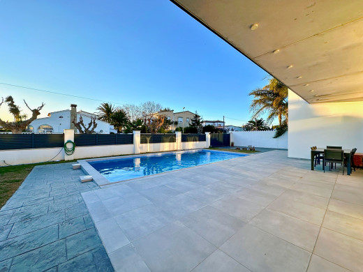 Villa moderne construite en 2020 à Empuriabrava