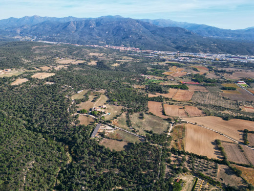 Mas rénové avec 38 hectares de terrain, à Agullana, proche de la frontière