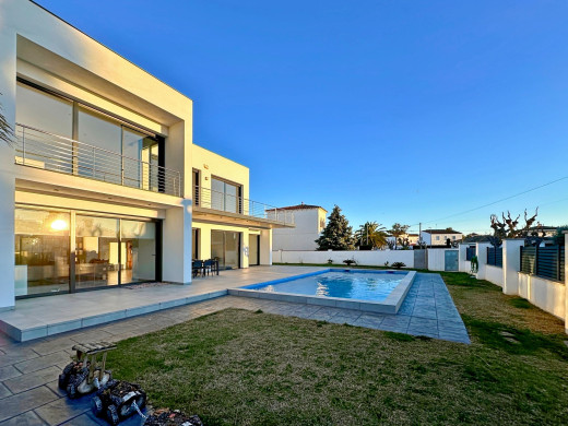 Villa moderne construite en 2020 à Empuriabrava