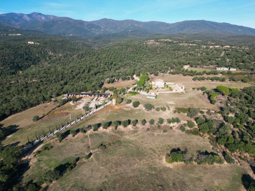 Mas rénové avec 38 hectares de terrain, à Agullana, proche de la frontière