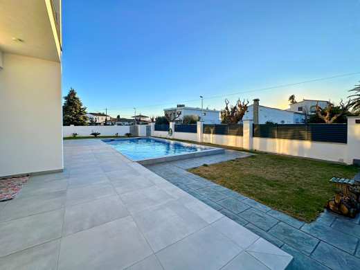Villa moderne construite en 2020 à Empuriabrava
