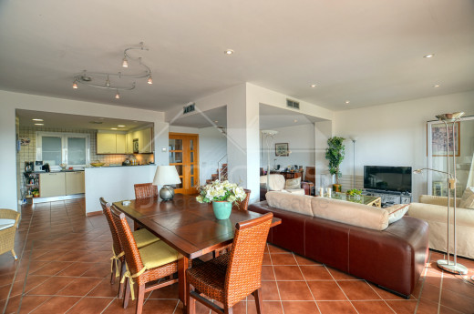 Superbe duplex avec 4 chambres, piscine, terrasse et garage