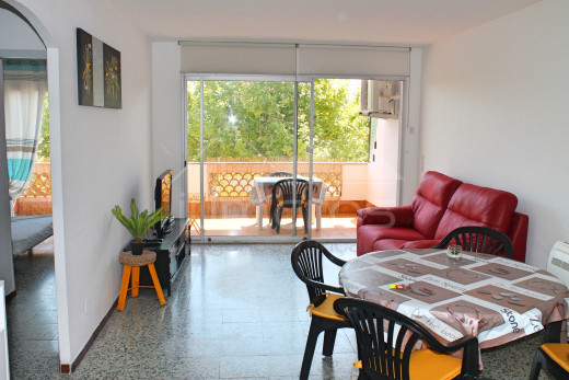 Apartamento de 2 habitaciones con amplia terraza a 5 minutos de la playa