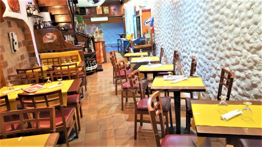 Restaurant-Pizzeria au centre de Roses