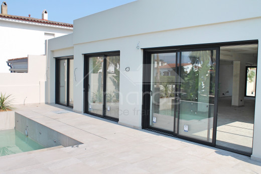 Maison de plain pied avec piscine et amarre