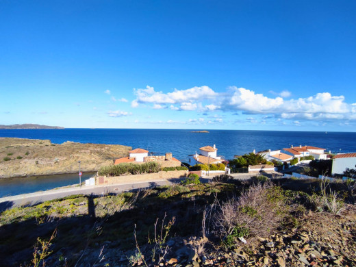 Parcelle de 573 m2 pour construire, avec vue sur le Cap de Creus et la mer.