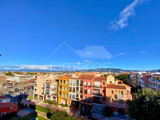 Piso con vistas al mar y parking privado en Empuriabrava
