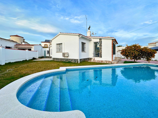 Charmante maison de plain-pied avec piscine à Empuriabrava