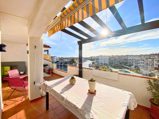 Appartement avec de belles vues, grande terrasse et parking à Empuriabrava