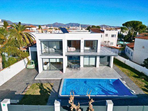 Villa moderne construite en 2020 à Empuriabrava