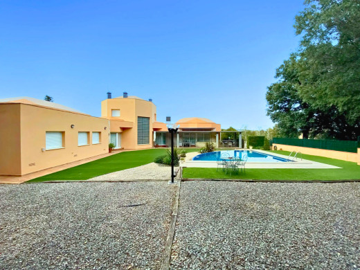 Maison avec piscine et grand jardin à Avinyonet de Puigventós