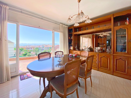Sea view house with pool in the city centre of Roses