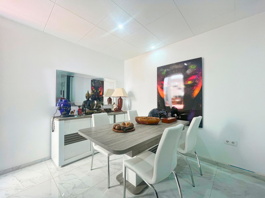 Immeuble avec appartement et restaurant en vente à Roses