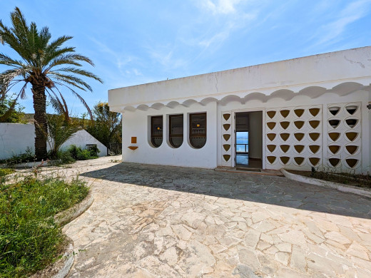 Villa with 180º sea views for sale in Roses, to renovate