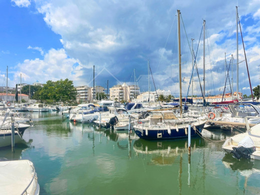 Amarre de 15m * 4,3m en vente à Santa Margarita, Rosas