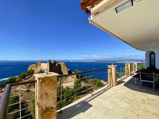 Villa de lujo con vistas panorámicas al mar y licencia turística en Roses