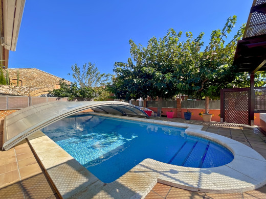 Casa con piscina y grandes garajes en Castellón d'Empúries