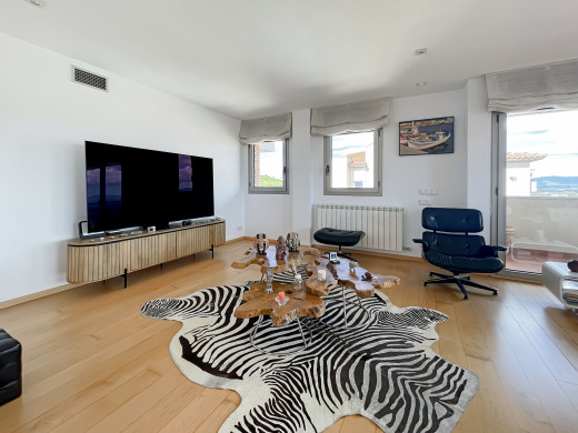 Luxuswohnung in Figueres mit 2 Parkplätzen und Abstellraum