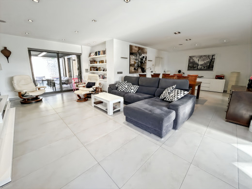 Detached house with pool and garage