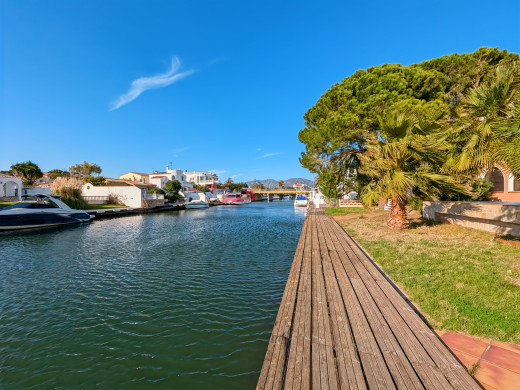 Villa mit 30m langem Bootsanleger, sehr nah am Strand
