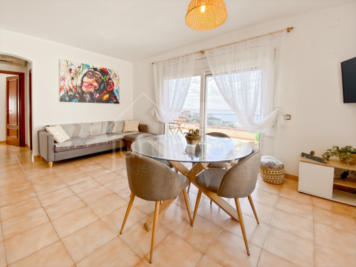 Piso con vistas al mar, garaje y licencia turística en Roses