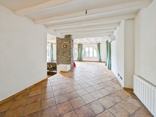Villa mit 30m langem Bootsanleger, sehr nah am Strand
