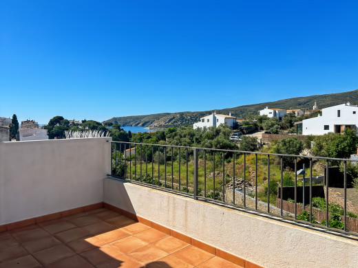 Casa con garaje en venta en Cadaqués, vista al mar y cerca de la playa