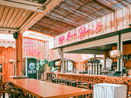 Kultige Restaurant-Bar mit exklusivem Konzept direkt am Meer