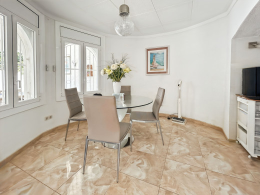 Casa, 4 dormitorios con piscina y garaje