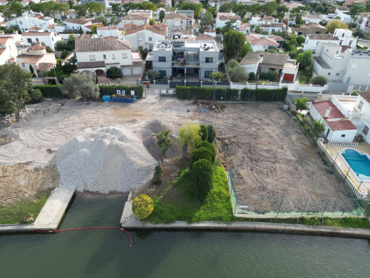Parcela de 500m2 en el canal de Empuriabrava