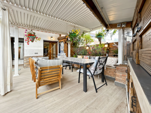 Casa renovada con terraza, piscina y garaje