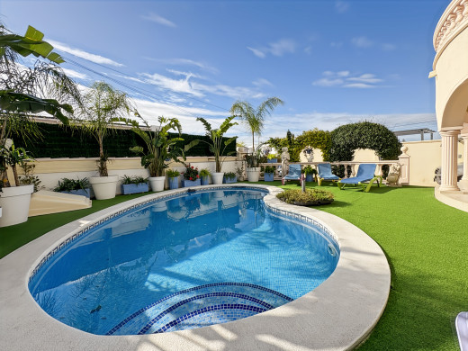 Maison à Empuriabrava avec piscine et garage, près de la plage
