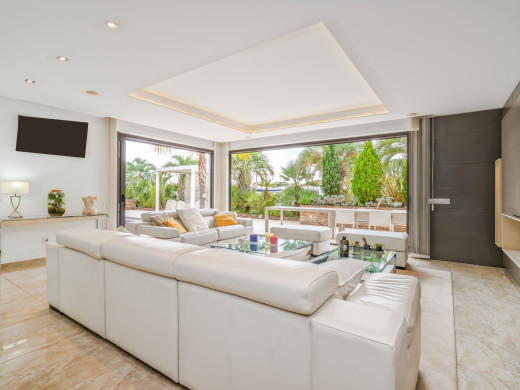 Exceptional villa with a 28 m mooring for sailboats / catamarans