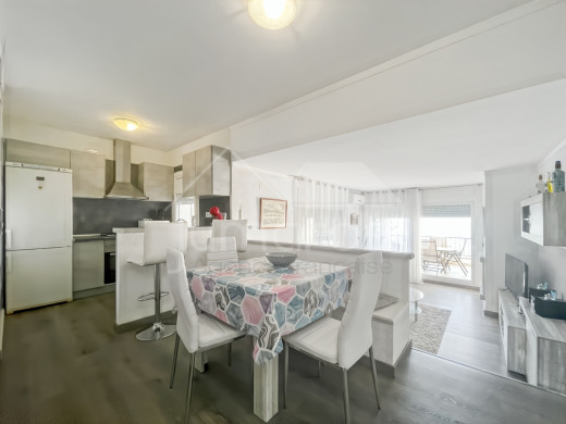 Apartment with sea view, tourist license, and parking in Roses