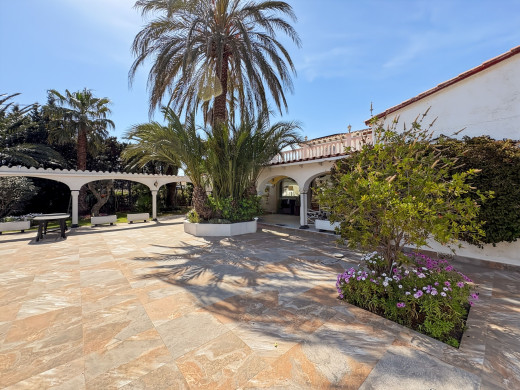 Villa with private mooring and boat garage in Empuriabrava