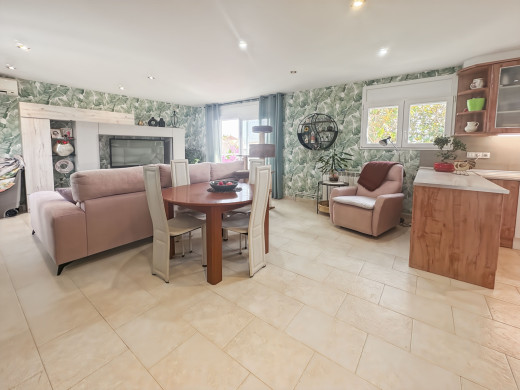 House with a tourist licence, 3 flats and a swimming pool