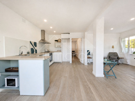 Appartement rénové avec une grande terrasse près de la plage à Llançà