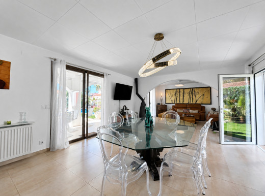 Ebenerdiges Haus mit Pool und Garten in Empuriabrava