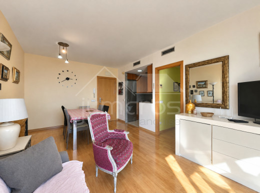 Piso de dos habitaciones, piscina comunitaria y aparcamiento privado