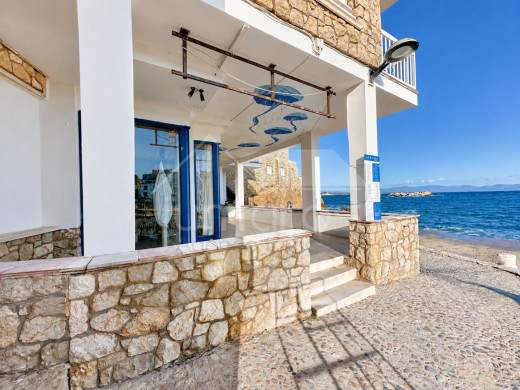 Restaurant en première ligne de mer à L’Escala avec grande terrasse