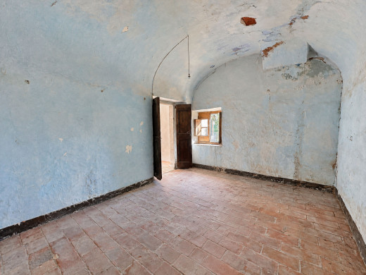 Village house to renovate opposite Bellcaire d’Empordà Castle