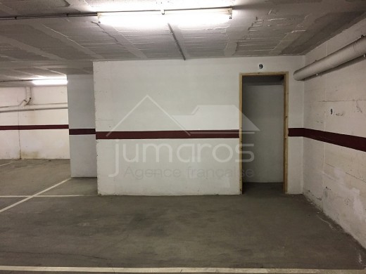 Place de parking en sous-terrain avec débarras, dans le centre de Roses et à 150m de la plage