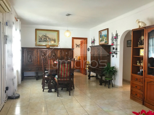 3 chambres, piscine privée, garage fermé et 2 places parking