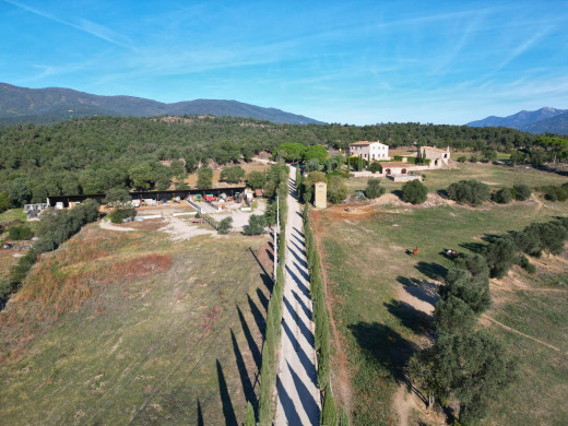 Mas rénové avec 38 hectares de terrain, à Agullana, proche de la frontière