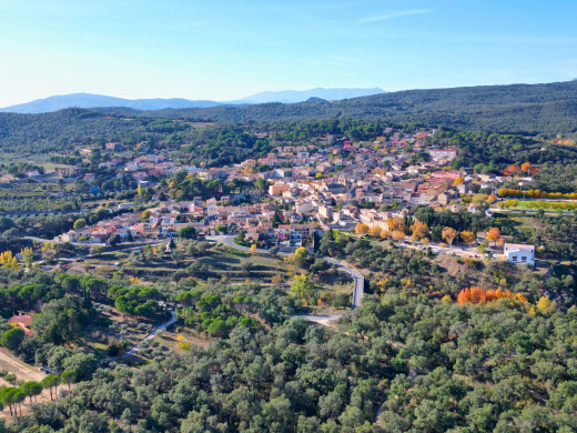 Mas rénové avec 38 hectares de terrain, à Agullana, proche de la frontière